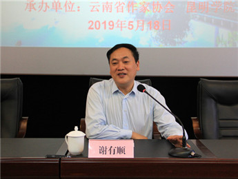 大多數(shù)優(yōu)秀文學(xué)作品都會給讀者以飽滿與扎實的閱讀之感，正如謝有順?biāo)f，盡管寫作是進(jìn)入一個想象的世界，但這個想象，終歸是從生活根系里長出來的。真實的寫作，總是起源于作家對自己最熟悉的人、事、物的基本感受……