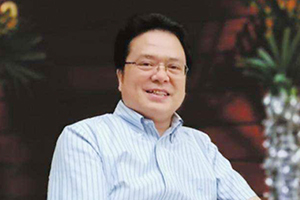 獲獎(jiǎng)作品：《主角》作者：陳彥         獲獎(jiǎng)感言　　我是從散文、小說(shuō)寫(xiě)作開(kāi)始，中途轉(zhuǎn)向戲劇文學(xué)，最終又回歸小說(shuō)創(chuàng)作。今天驀然回首，倍感滄桑與歡欣。我出生的那個(gè)山鄉(xiāng)小縣鎮(zhèn)安，在上世紀(jì)八十年代，出現(xiàn)了一股文學(xué)熱潮，青年幾乎個(gè)個(gè)都在做著熱辣辣的文學(xué)夢(mèng)。我就是那時(shí)被裹挾進(jìn)去，四十年，再?zèng)]有停止過(guò)丈量、勘測(cè)人性與生命溫度的腳步。從文學(xué)走向戲劇文學(xué)，是因?yàn)槁殬I(yè)的原因，也是因?yàn)槲膶W(xué)的原因。