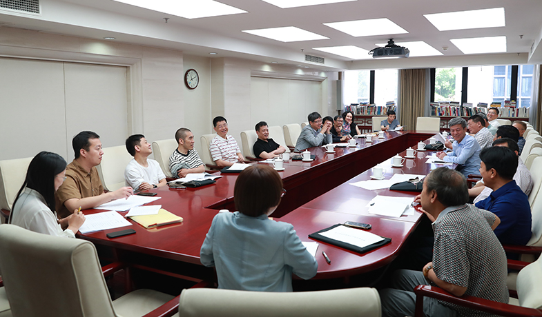 第一次全體會(huì)后召開(kāi)大組見(jiàn)面會(huì)，各組評(píng)委討論工作