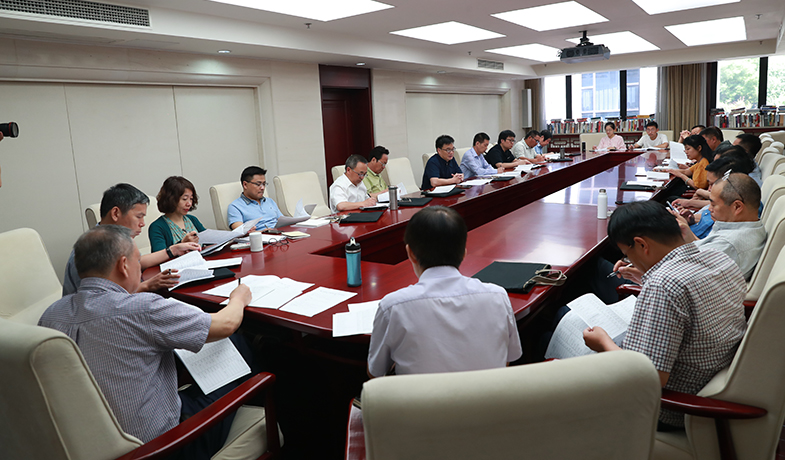 第一次全體會(huì)后召開(kāi)大組見(jiàn)面會(huì)，各組評(píng)委討論工作