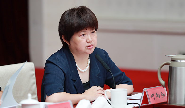 評(píng)獎(jiǎng)辦公室主任何向陽(yáng)就作品申報(bào)公示、分組及借閱、會(huì)務(wù)事項(xiàng)等作說(shuō)明