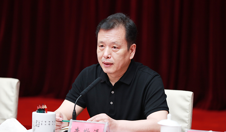 第一次全體會(huì)上，評(píng)委會(huì)副主任李敬澤就《評(píng)獎(jiǎng)條例》和《評(píng)獎(jiǎng)細(xì)則》作講解說(shuō)明