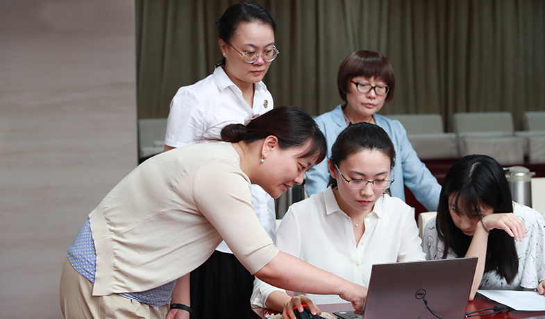 聯(lián)絡(luò)員在監(jiān)察組、公證員監(jiān)督下統(tǒng)計(jì)選票