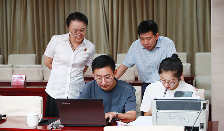 聯(lián)絡(luò)員在監(jiān)察組、公證員監(jiān)督下統(tǒng)計(jì)選票