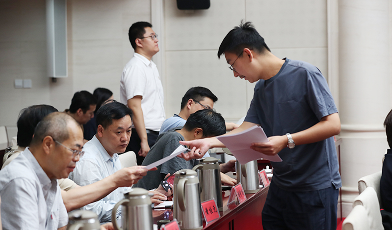 聯(lián)絡(luò)員分發(fā)、清點(diǎn)選票