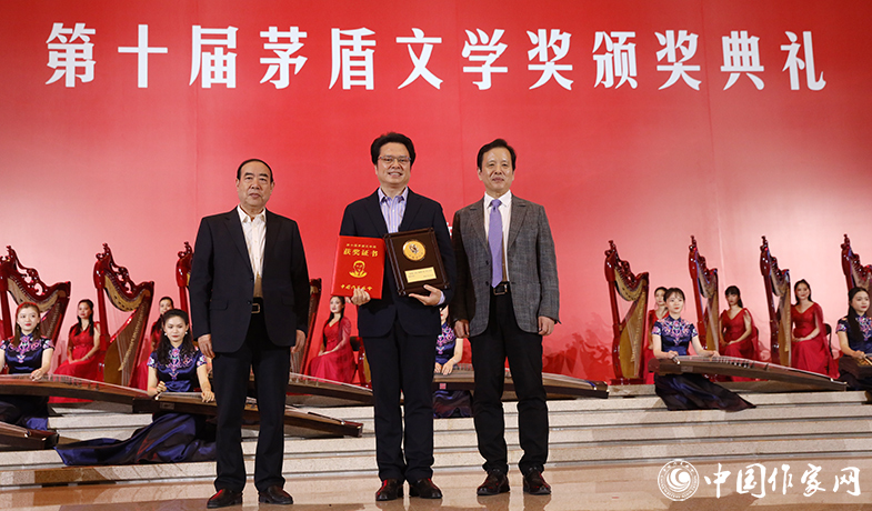 李敬澤、賈平凹為獲獎(jiǎng)作家陳彥頒獎(jiǎng)