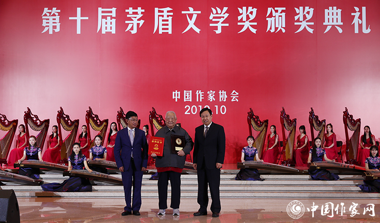 王曉暉、阿來(lái)為獲獎(jiǎng)作品徐懷中頒獎(jiǎng)