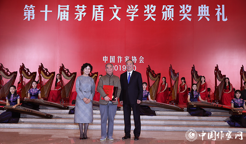 黃坤明、鐵凝為獲獎(jiǎng)作家梁曉聲頒獎(jiǎng)