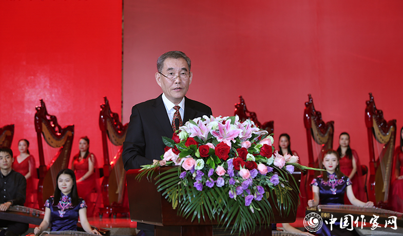 中國(guó)作家協(xié)會(huì)黨組書(shū)記、副主席錢(qián)小芊主持頒獎(jiǎng)會(huì)