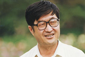 翻譯獎：漢文譯維吾爾文作者：牙生·賽依提（維吾爾族）         獲獎感言　　掌握一門語言就好像打開了一片新天地。上世紀80年代以后，我讀了許多漢族作家的作品，包括譯成漢語的許多國外作家的文學作品。當時我所讀過的這些文學作品，依然沒有維文版，廣大維吾爾讀者則無法讀到這些文學作品。我覺得自己有責任將這些好的作品分享給維吾爾族讀者，讓他們也能一起欣賞和感悟優(yōu)秀的作品……