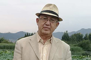 翻譯獎：維吾爾文譯漢文作者：鐵來克·依布拉音（維吾爾族）         獲獎感言　　文學創(chuàng)作繁榮的時代，也是文學翻譯繁榮的時代。我堅信文學的力量，它不僅能在人們當中產(chǎn)生深入的了解，還能潛在地改善各民族之間的相互了解，促進各民族之間的共同進步和發(fā)展。一部優(yōu)秀的文學作品的翻譯，如同一只蜜蜂要釀造一公斤蜂蜜須采集一百萬朵花蕊那樣，需要我們持之以恒地積累知識……