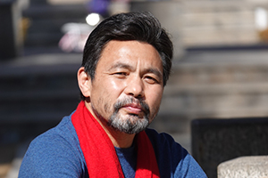 翻譯獎：藏文譯漢文作者：龍仁青（漢族）         獲獎感言　　在我看來，翻譯的意義，就是讓優(yōu)秀的文字抵達更遠的遠方。在我的想象里，母語原創(chuàng)的作品就好似是一匹駿馬，當它一路馳騁，越過草原和山嶺，逐漸抵達大海岸邊的時候，它也就抵達了它要抵達的最遠的地方，所以，我們還要借助渡船去抵達更遠的地方……