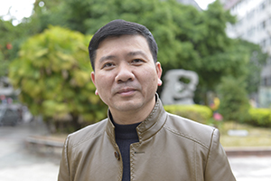 散文獎：《被風吹過的村莊》作者：莫景春(毛南族)         獲獎感言　　我們毛南族人口不過10來萬，文化非常脆弱，有些隨著時間的流逝將慢慢消失，如果不及時好好整理記錄，隨著時代的發(fā)展，社會變遷，這些可貴的民族精神記憶或者消磨，或者隱藏，那在不久的將來，真的難以找到了。作為一個作家，我有責任去挖掘，用文字把它們記錄下來……