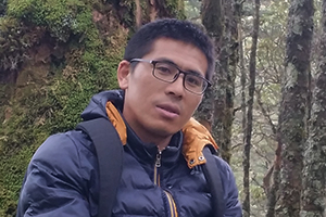 散文獎：《大河》作者：李達偉(白族)         獲獎感言　　《大河》的寫作，是一種重返式的寫作，同時也是一種在場式的寫作，那些在怒江邊教書和生活的過往，在寫作過程中如大河一般流淌不息。無論是《大河》，還是現(xiàn)在寫的《蒼山》，我都想努力重塑一種筋骨，重塑一些在這個時代有些稀缺的精神，我想通過文字重拾那些稀缺的懺悔、善良、愛情、真誠、膽色、平和、謙卑……