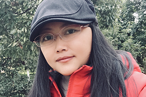 散文獎：《檐上的月亮》作者：阿微木依蘿(彝族)         獲獎感言　　“不知道為何寫作”才是寫作的理由。一切仿佛命定，仿佛在人生的岔道上無意中走上寫作這條路。這才符合我的狀態(tài)。人總歸是盲目的，睜著一雙眼睛也是盲目的，因此需要捫心思索，需要開眼，需要明智。寫作就是重新將自己從嬰兒期長大……