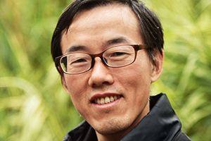 詩歌獎：《逆風歌》作者：張遠倫(苗族)         獲獎感言　　《逆風歌》是我創(chuàng)作的以“諸佛村”系列組詩為主的一部詩集。諸佛村是重慶市彭水苗族土家族自治縣諸佛鄉(xiāng)的一個村。從1996年開始，我在那里生活了10年。這既是是我人生錘煉的10年，也是我的詩藝積淀的10年，那里的純凈、優(yōu)美、淳樸深深影響了我，親人們的隱忍、堅強、艱辛更是讓我難以忘懷……