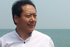 詩歌獎：《桑多鎮(zhèn)》作者：扎西才讓(藏族)         獲獎感言　　在有限的文字里，我試圖寫出桑多人在歷史長河中或隱或顯的倔強身影，捕捉他們在社會變革進程中在觀念、精神、意志等方面的變化，呈現(xiàn)他們在國家惠民政策的照耀下通過自身努力改善生活狀況的事實。當然，我也寫到他們身披信仰之光處變不驚的生存常態(tài)，根深蒂固的舊觀念舊思維，人性中永不消逝的善與惡的多種因子……