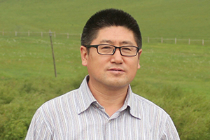 詩歌獎：《春夜，誰在呼喚》（蒙古文）作者：滿全（蒙古族）         獲獎感言　　詩歌與學術如同火海與冰山。詩歌代表著我的激情、才氣和浪漫，學術代表著我的理性、睿智和嚴謹。每時每刻穿梭在草原與城市、傳統(tǒng)與現(xiàn)代、母語與非母語、詩歌與學術之間，傾聽著來自不同領域的聲音，體驗著世界的豐滿和復雜……