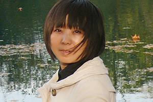 報告文學獎：《海雀，海雀》作者：王華（仡佬族）         獲獎感言　　海雀被一大片森林摟著，房舍間，還有各家根據(jù)自己的喜歡種的各種果樹、花樹。幾輪的房改工程，已經(jīng)將這里的民房統(tǒng)一了風格，道路也全部硬化了，半坡還有一個小廣場，村里有了拿工資的清潔工——海雀很美。以至于，我都不太相信曾經(jīng)的海雀真是資料上介紹的那個樣子——一個“苦甲天下”、不適合人居的地方……