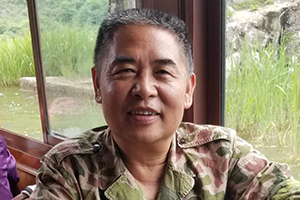 報告文學獎：《宋文驄——從游擊隊員到殲10之父》作者：段平（回族）         獲獎感言　　有時候，正如古羅馬人韋格修斯所說，如果你想要和平，那就準備戰(zhàn)爭。這是逼不得已的事情。而為了不戰(zhàn)而屈人之兵，除了軍隊的準備，就是我們大國重器的鑄造者，我們的科學家了。作為一個長期從事軍事題材創(chuàng)作的文學人，一個老兵，為他們而歌，我責無旁貸……