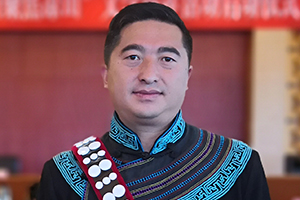 報告文學獎：《懸崖村》作者：阿克鳩射（彝族）         獲獎感言　　作為“懸崖村”脫貧攻堅奮斗歷程的記錄者，我深切感受到，自打響脫貧攻堅戰(zhàn)以來，黨和政府對彝族地區(qū)脫貧攻堅工作的重視和支持，社會各界對彝族地區(qū)的幫扶，基層黨員干部的實干、苦干、巧干精神，以及彝區(qū)群眾為創(chuàng)造幸福生活而迸發(fā)出的強大內(nèi)生動力……