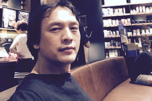 中短篇小說獎：《人間消息》作者：李約熱（壯族）         獲獎感言　　自2003年以“李約熱”為筆名發(fā)表作品以來，已經(jīng)過去17個年頭。17年來，在祖國南疆、美麗神奇的八桂大地上，有很多動人的故事吸引著我。我寫作的靈感，來自我曾經(jīng)生活、工作過的鄉(xiāng)村，生活在那里的人們，他們的生存狀態(tài)、他們的喜怒哀樂、他們的所思所想、他們對美好生活的追求，給我提供了豐富的寫作素材……