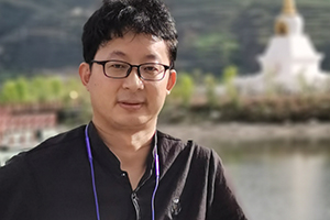 中短篇小說獎：《睡覺的水》（藏文）作者：拉先加（藏族）         獲獎感言　　雖然隔著千山萬水，但總是割不斷我對那一方生我養(yǎng)我的故土的眷戀與思念，惟有用母語寫作，才能在夢中在心中可以無限接近那些被時空隔開的人和事，才能感覺到自己逐漸變得完整和充實。所以我盡管生活在北京，但依然堅持用母語寫作，嘗試對這一古老的語言賦予一些新的活力……