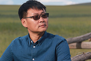 中短篇小說獎：《騎馬周游世界》作者：海勒根那（蒙古族）         獲獎感言　　在我看來，短篇小說就像一條條布滿霧氣的纖細支流，讀者自己會撥開層層云霧，見到它們蜿蜒爬行的樣子。而前方它們即將一泄而入的那條大河，會帶給你忽然的寬廣與源遠流長。所以我愿意用溪水般純凈的語言和九曲回腸的意境，努力涌向寬闊的河流，直到接近夢中的大海。那是文學的大海，春暖花開的大海……