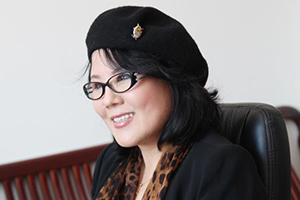 長篇小說獎：《舞動的木偶》（朝鮮文）作者：許連順（朝鮮族）         獲獎感言　　對我而言，寫作與其說是一種職業(yè)，毋寧說是旨在燃燒生命的一種手段。在為自己的文學局限性而感到無為無助時，我曾感到不亞于死亡的絕望?？墒?，這種絕望又逼迫我重新拿起筆來。小說教會了我戰(zhàn)勝絕望的方法。只有在寫小說的時候，我才會真真切切地感到我是活著的。寫小說，就是同小說中的人物一同體驗人生……