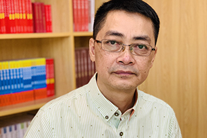 長篇小說獎：《駐村筆記》作者：紅日（瑤族）         獲獎感言　　腳上沾有多少泥土，心中就積淀多少故事。兩年駐村激發(fā)了我書寫《駐村筆記》的創(chuàng)作靈感，豐富了我的創(chuàng)作素材，拓寬了創(chuàng)作視野，拉近了與人民群眾的感情，思想上得到了洗禮，藝術上得到了提高……