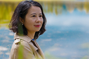 詩歌獎：《無數(shù)燈火選中的夜》作者：馮娜(白族)         獲獎感言　　對于個人而言，寫作更多時候是對自我的教育；它包含著對自己認知方式的塑造、對自我天賦和創(chuàng)造力的挖掘、對自身盲從和偏見的糾正，以及對自我完成的一種要求?！稛o數(shù)燈火選中的夜》一書就是階段性地呈現(xiàn)了我——一個少數(shù)民族的后裔，在邊地與城市、少數(shù)與多數(shù)、辨認和懷疑之間，在如何鍛造自己的心靈風貌……