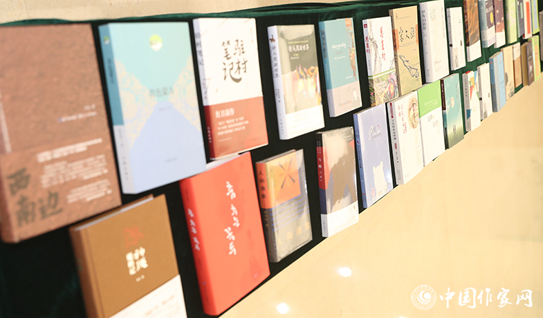 9月25日，第十二屆駿馬獎頒獎現(xiàn)場陳列的獲獎作品