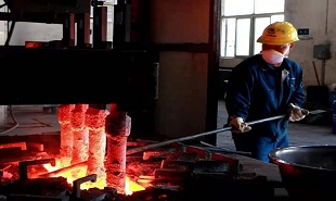 作家汪峰、賀璞走進江西銅業(yè)和安源煤礦采訪