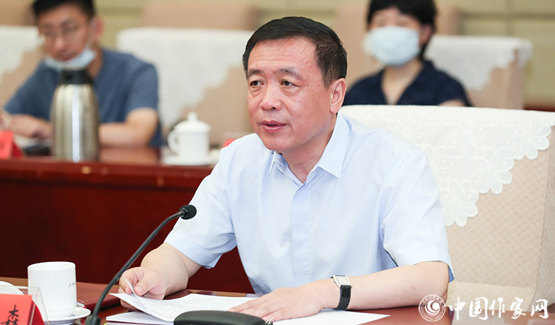 中國作協(xié)黨組書記、副主席張宏森出席會議并講話