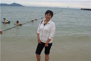 小說：獲獎作品《上學(xué)謠》作者：胡永紅         獲獎感言　　《上學(xué)謠》是我的第二部作品，故事來源于真實的新聞事件，水仙阿嬤的原型是懷集下帥壯族自治鄉(xiāng)廖月明婆婆、火龍的原型是廖婆婆的孫子蒙偉。小說講述了壯鄉(xiāng)少年火龍幼年失去雙親，與奶奶水仙阿嬤相依為命，艱難求生，幸而獲政府資助得以完成學(xué)業(yè)，并最終反哺故鄉(xiāng)的故事。