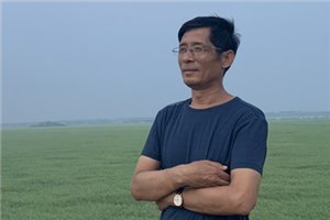 小說：獲獎作品《陳土豆的紅燈籠》作者：謝華良          獲獎感言　　我的文學(xué)創(chuàng)作，一直沒有離開家鄉(xiāng)，沒有離開家鄉(xiāng)那片土地。多年以來，我始終想寫一個鄉(xiāng)村好男孩，他的模樣、性格和身世都與土豆相像。這個男孩與我的童年有關(guān)，與家鄉(xiāng)那片土地上的世道人心有關(guān)，與當(dāng)下少年兒童的成長有關(guān)……當(dāng)我把“土豆”這個名字送給他，他馬上還我一個“偷著樂”的表情。