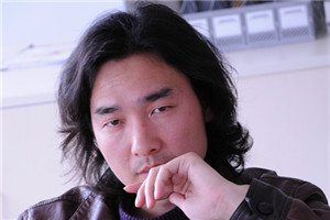 小說：獲獎作品《逐光的孩子》作者：舒輝波         獲獎感言　　我們都是這個時代洪流中的一滴水，有時代的體溫、節(jié)律和氣象，我們還要是屬于自己的那一滴水，不合眾囂，獨具我見。寫作時，影響無處不在，要在眾聲喧嘩之中尋找自己的腔調(diào)，不重復(fù)別人，更不重復(fù)自己，在不可能之中尋得可能。