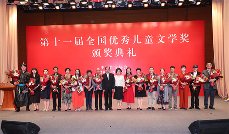 鐵凝、張宏森與獲獎作家合影