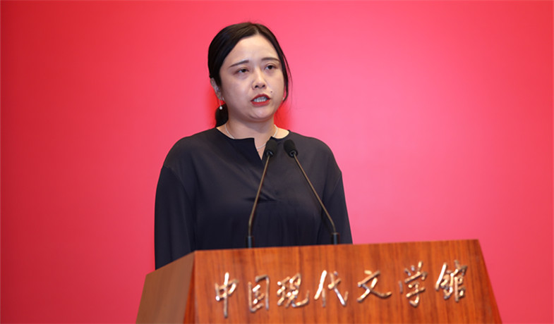 徐瑾代表散文、科幻文學(xué)、青年作者短篇佳作獎獲獎?wù)咧麓疝o