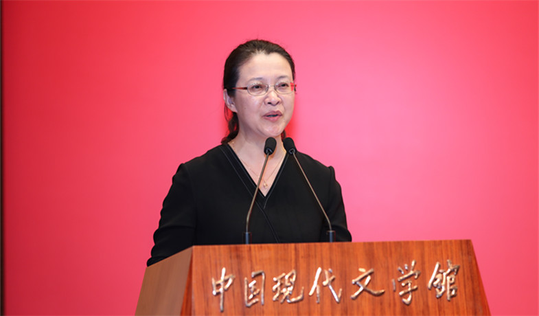 評委李利芳宣讀獲獎散文、科幻文學(xué)、青年作者短篇佳作獎作品授獎辭