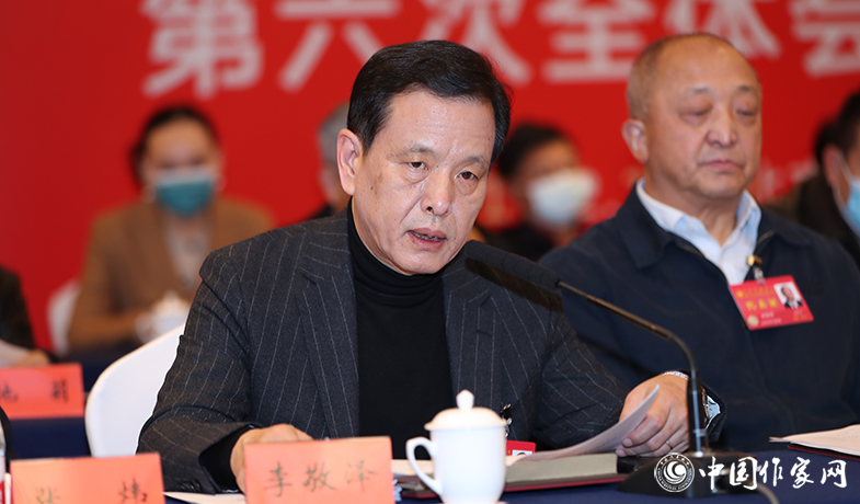 12月12日，中國(guó)作家協(xié)會(huì)第九屆全國(guó)委員會(huì)第六次全體會(huì)議在京舉行,中國(guó)作協(xié)副主席李敬澤宣讀會(huì)議文件