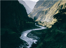 【輯二】東流去：河流想把我?guī)ё?我想把河水挽留河水的每個(gè)部分都在消逝，從過去流向未來/而一整條河流依然存在，屬于絕對的當(dāng)下[詳細(xì)]