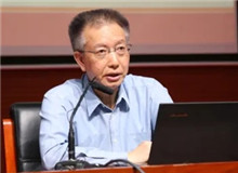 陳曉明：“紅色寫作”的藝術(shù)性思考　　小說(shuō)在藝術(shù)上最顯著的特點(diǎn)是情節(jié)處理上的緊張性與緊湊性，這種諜戰(zhàn)敘事的寫作并非易事。[詳細(xì)]