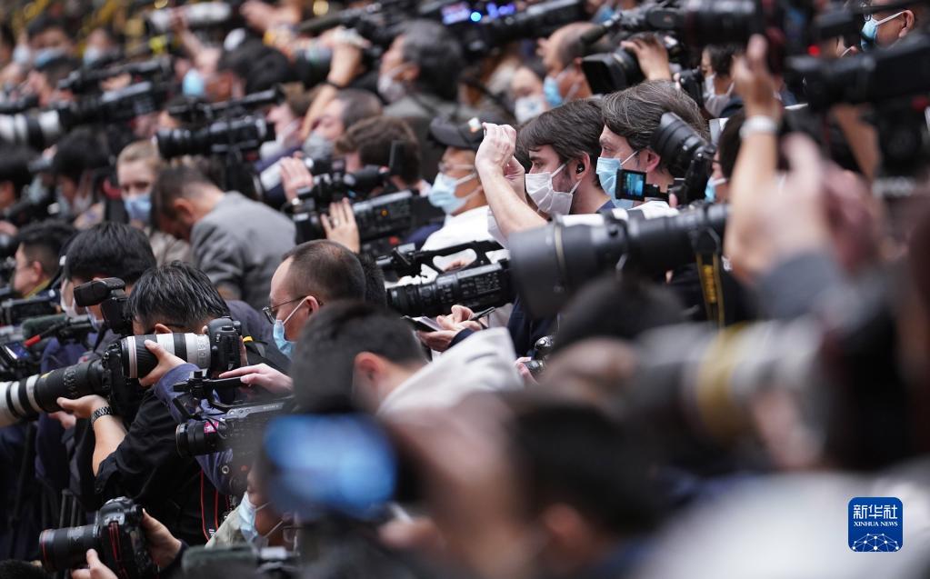 10月22日，中國共產(chǎn)黨第二十次全國代表大會閉幕會在北京人民大會堂舉行。這是記者在采訪拍攝。