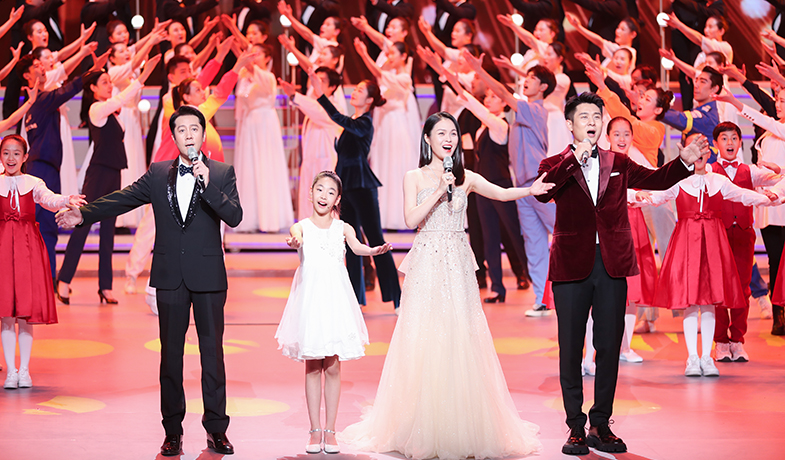 蔡國慶、龔爽、馬佳、田覓蜜演唱歌曲《新征程，我們一起遠航》