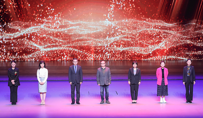 馬天牧、李亞梓、李偉長、李黎、吳越、季亞婭、趙萍代表責任編輯們上臺