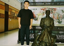 鮑磊：林白的作品溫暖了我二十年的歲月　　第一次讀林白的作品是在2002年11月，我在山西五臺(tái)山進(jìn)行一個(gè)月的寫(xiě)生的時(shí)候……[詳細(xì)]