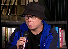 石一楓：“兵行險(xiǎn)招”的小說　　笛安以前的小說，“我”經(jīng)常是個(gè)女孩，而這部小說雖然寫得很順，但是有其“兵行險(xiǎn)招”之處。[詳細(xì)]