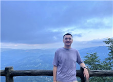 風(fēng)圣大鵬：寫接地氣的小說(shuō)，方法也要接地氣如果說(shuō)《山人行》是一個(gè)起點(diǎn)，《臥牛溝》就是一次在現(xiàn)實(shí)題材道路上我對(duì)自己的再度審視和突圍……[詳細(xì)]