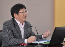 賀仲明：建構(gòu)以民間為中心的生命觀　　胡學(xué)文創(chuàng)造性地選取“傘狀結(jié)構(gòu)”，展開(kāi)宋莊長(zhǎng)達(dá)百余年的歷史畫(huà)卷。[詳細(xì)]